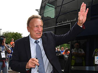 Neil Warnock leaves role as Ca...